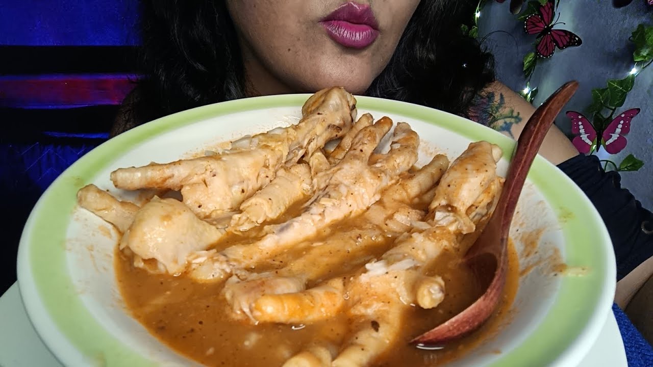 ASMR comiendo patitas de pollo en salsa de tomatillo