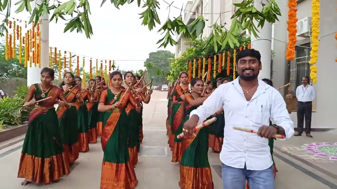 అశోక్ మైదుకూరు కోలాటం శ్రీనివాస కాలేజ్ students బృందావనమాలి అంటూ ఎంత చక్కగా చేస్తున్నారో 9010051312