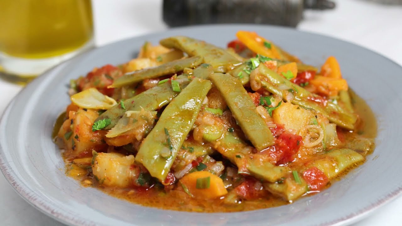 Простой рецепт стручковой фасоли с картофелем и томатным соусом - греческий рецепт Fasolakia ladera