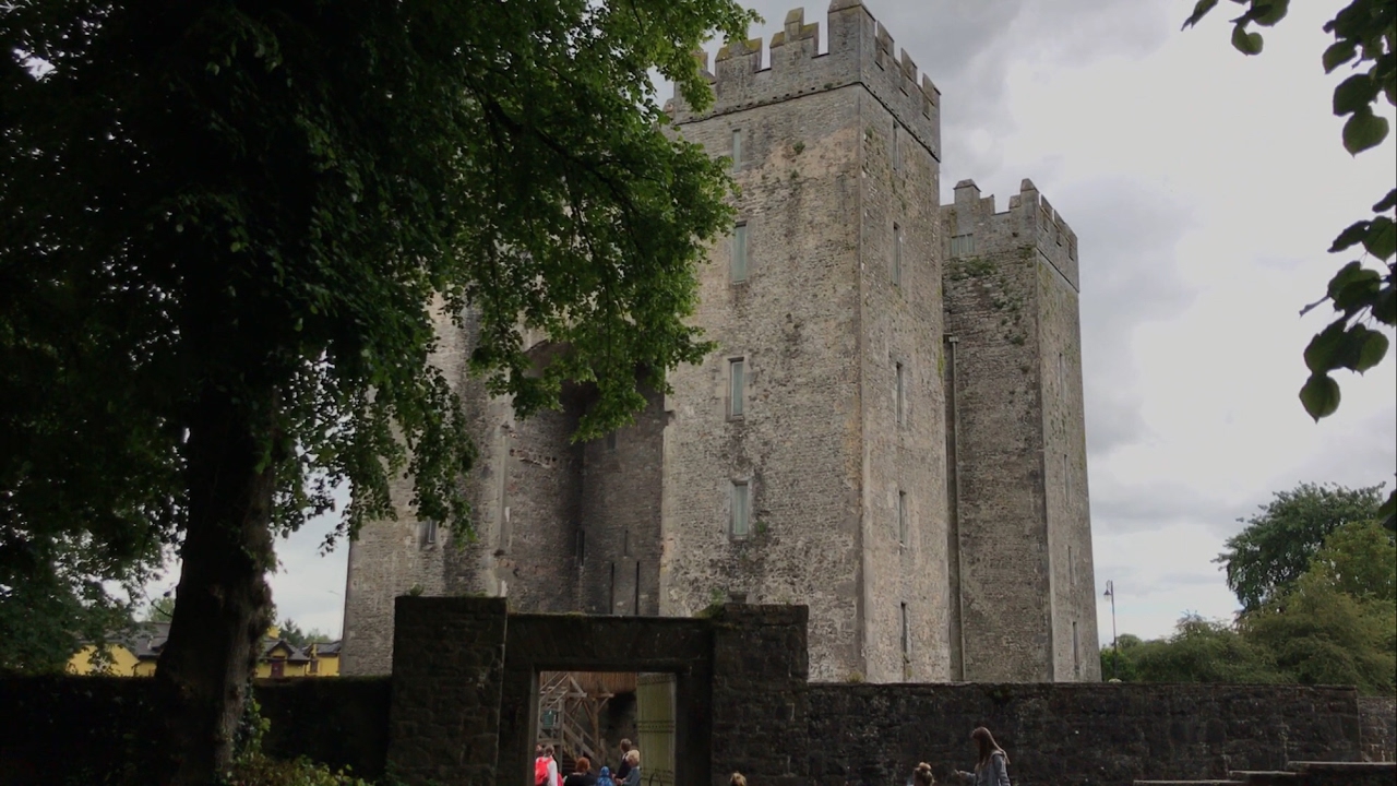 Bunratty Castle and Craggunowen folk park - Babbles Travelling Vlogs