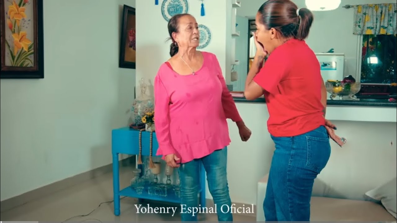 Señora revela su verdadera identidad cuando la dejan sola.