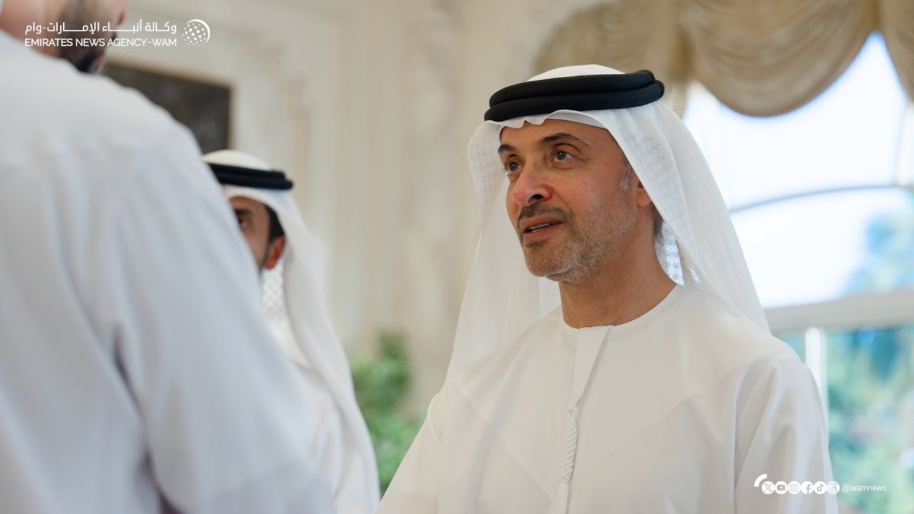 هزاع بن زايد يستقبل الشيوخ والمسؤولين والمواطنين في برزة قصر المقام في منطقة العين