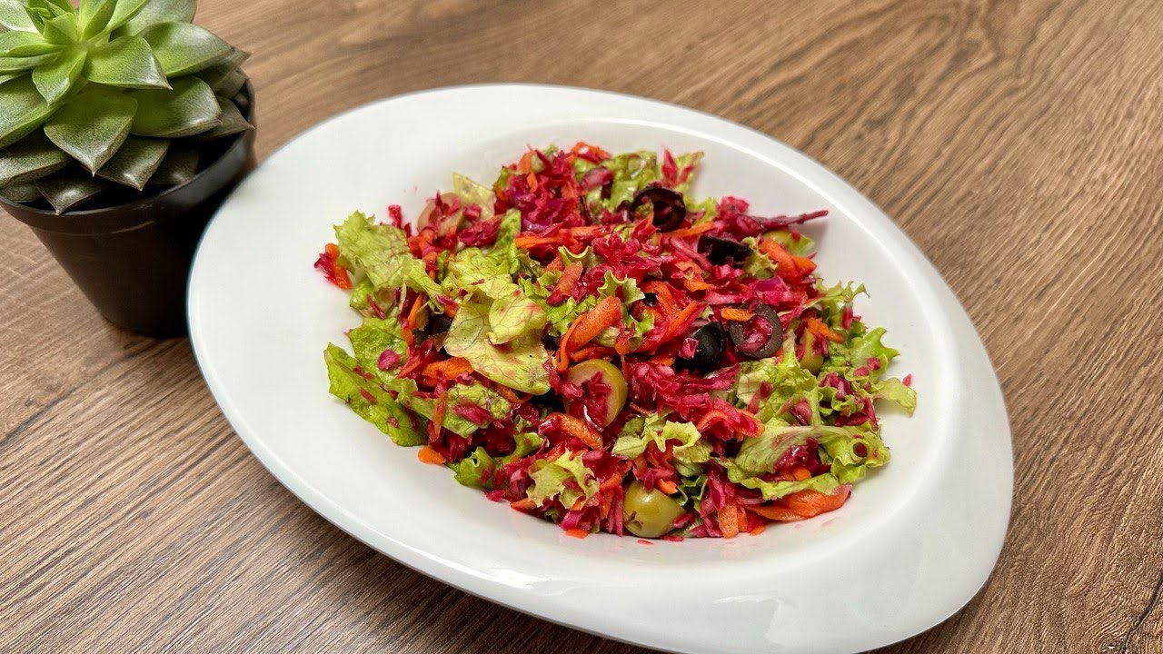 🥬🥕 &ldquo;Ensalada colorida y crujiente, deliciosa manera de disfrutar de los sabores del Mediterr&aacute;neo&rdquo;.