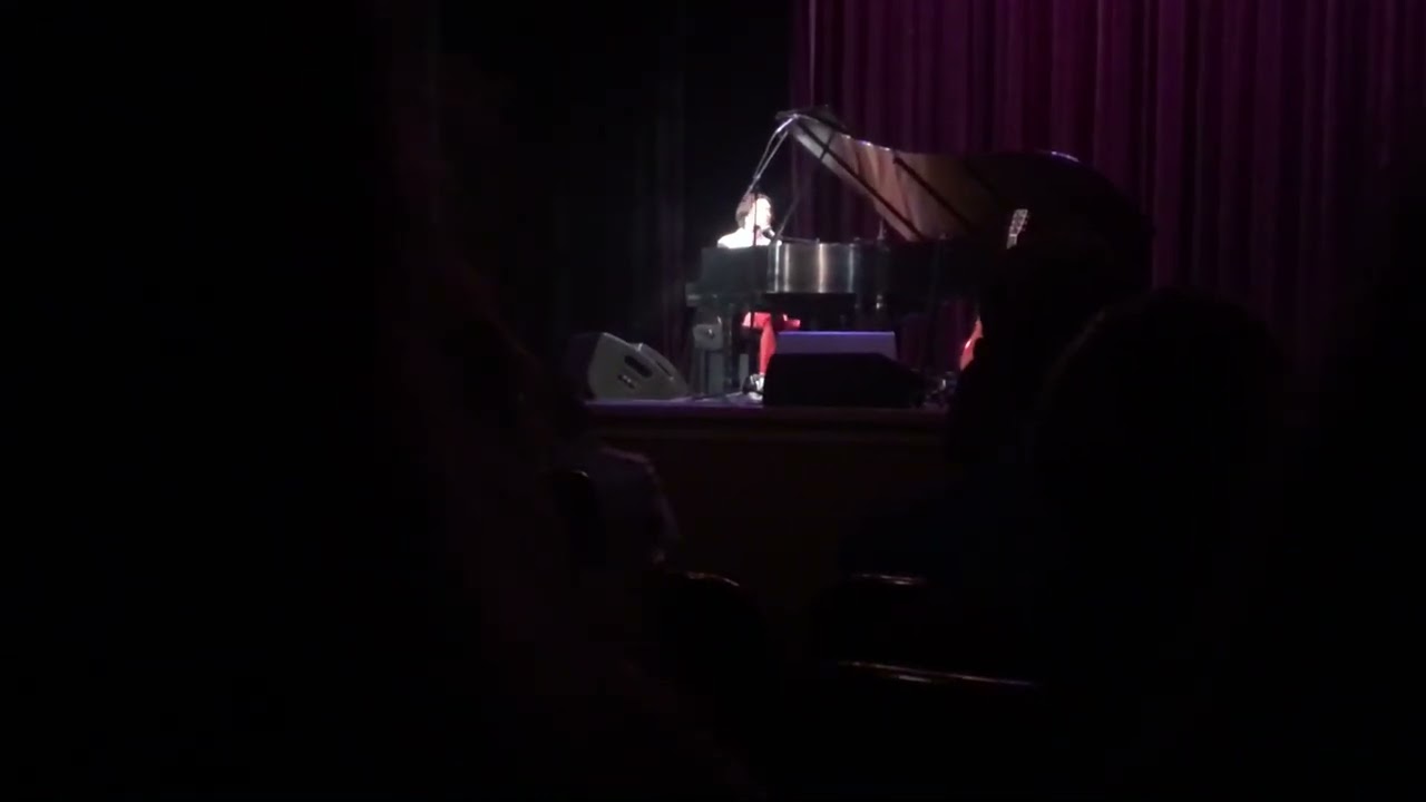 Rufus Wainwright, Olympia, Washington (February 4, 2017). It’s blurry, but he sounds good.