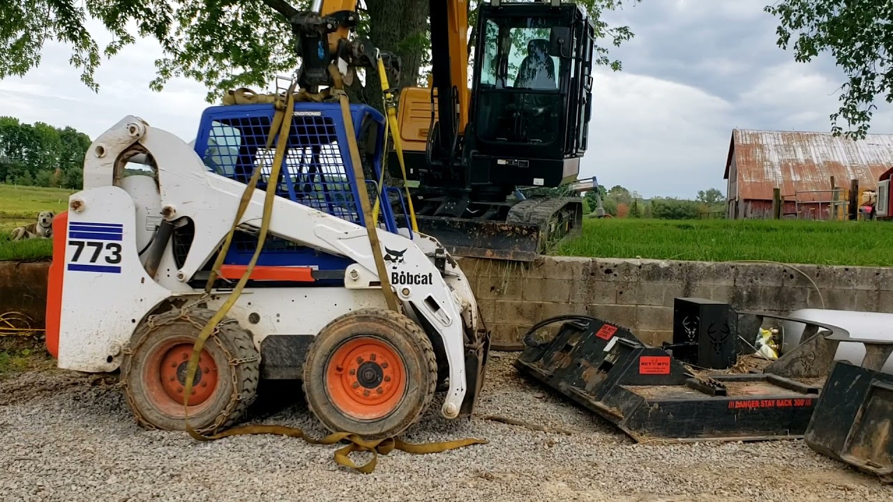 Sany sy60c can it lift a bobcat skid loader??