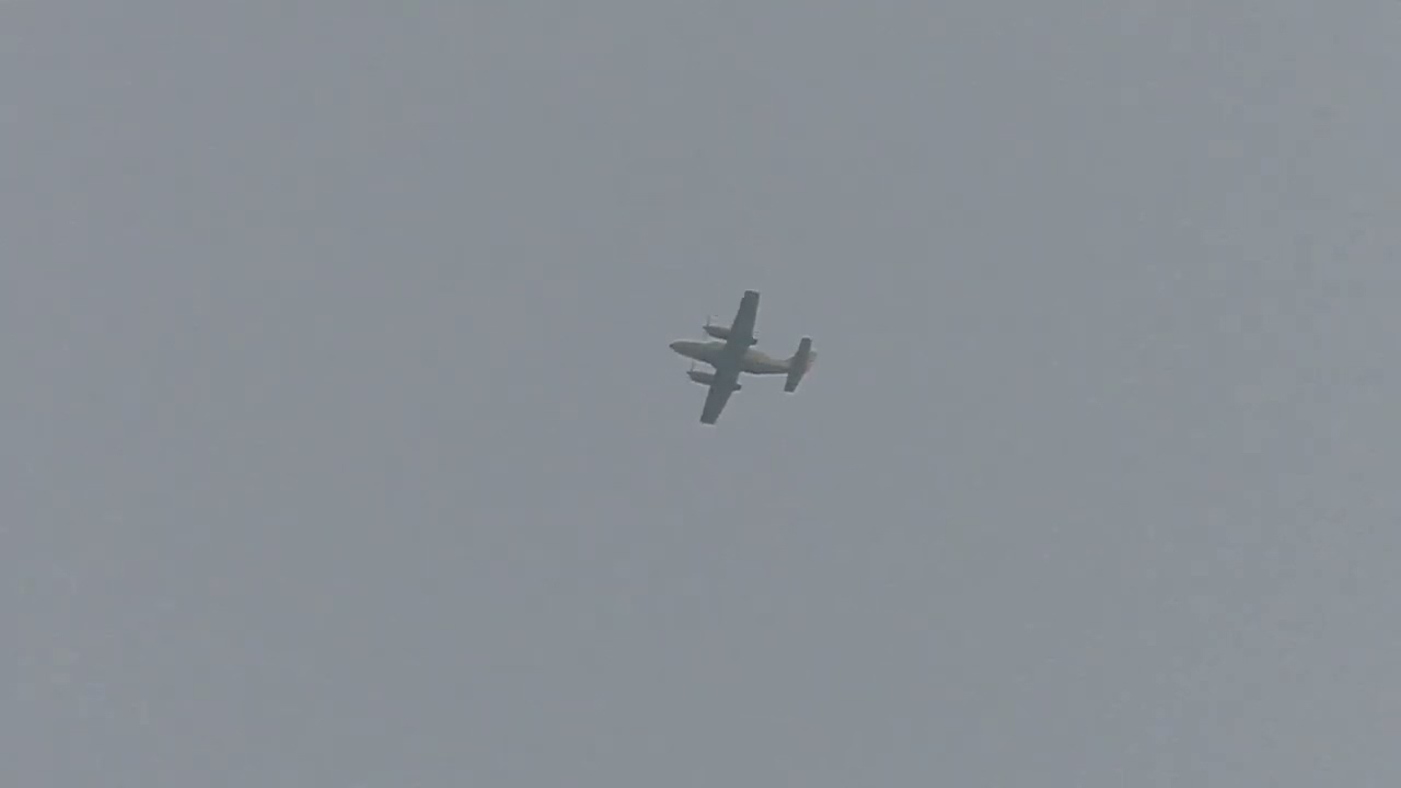 A Cessna C404 Titan cruising at 9500 ft above with Great Enginesound !