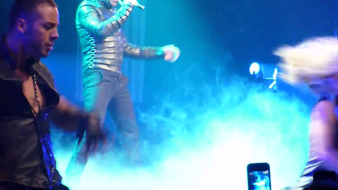 @ricky_martin performs 