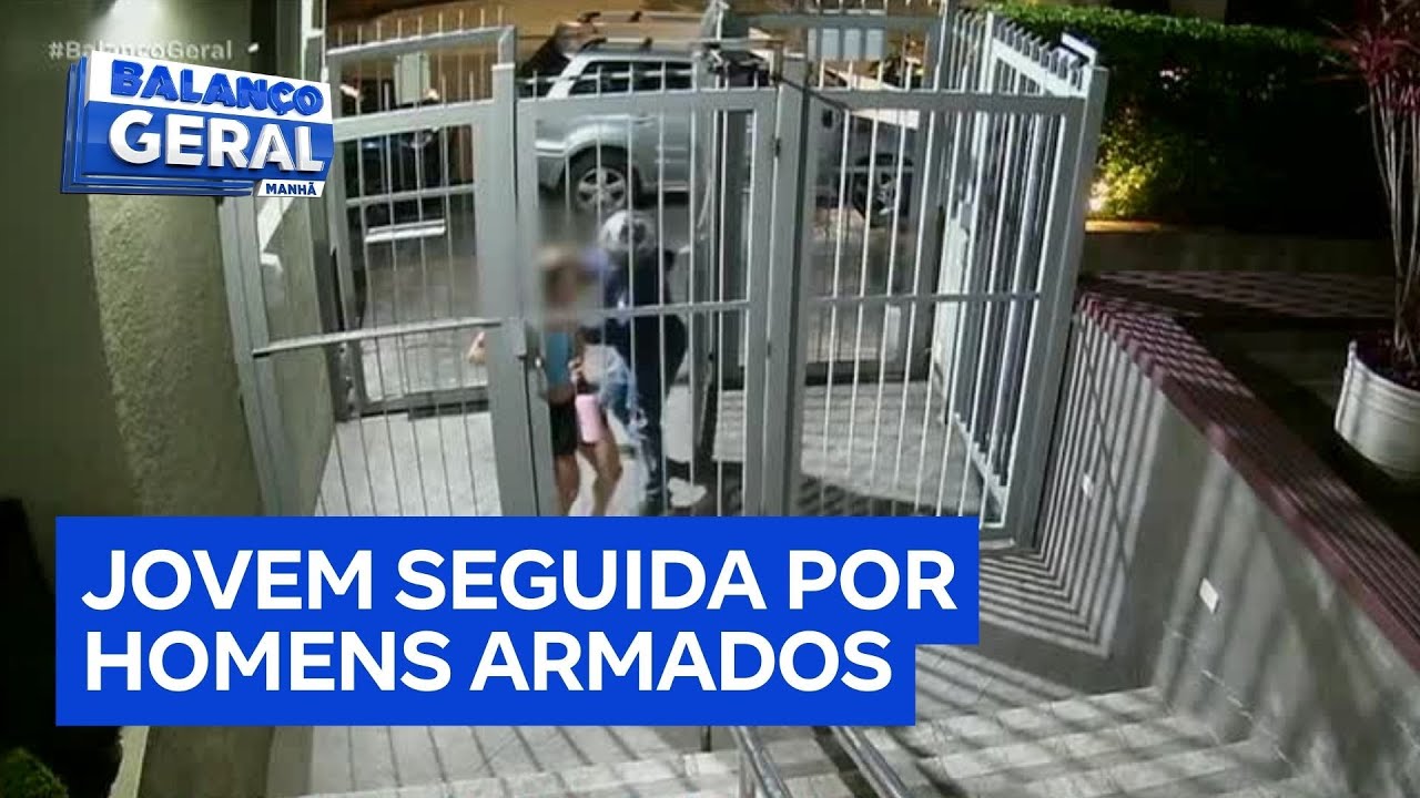 Mulher arremessa celular para dentro do prédio onde mora ao perceber que seria assaltada