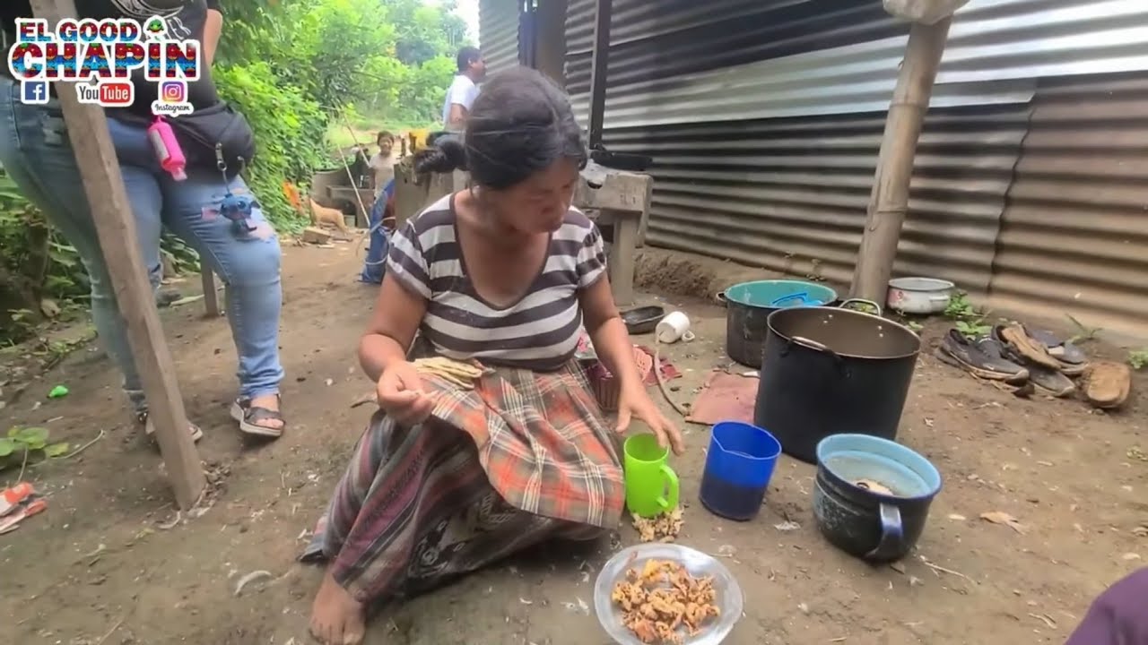 Triste ver esto - doña Marcela y sus hijos comiendo pollo medio crudo y ya con mal olor 😖😞