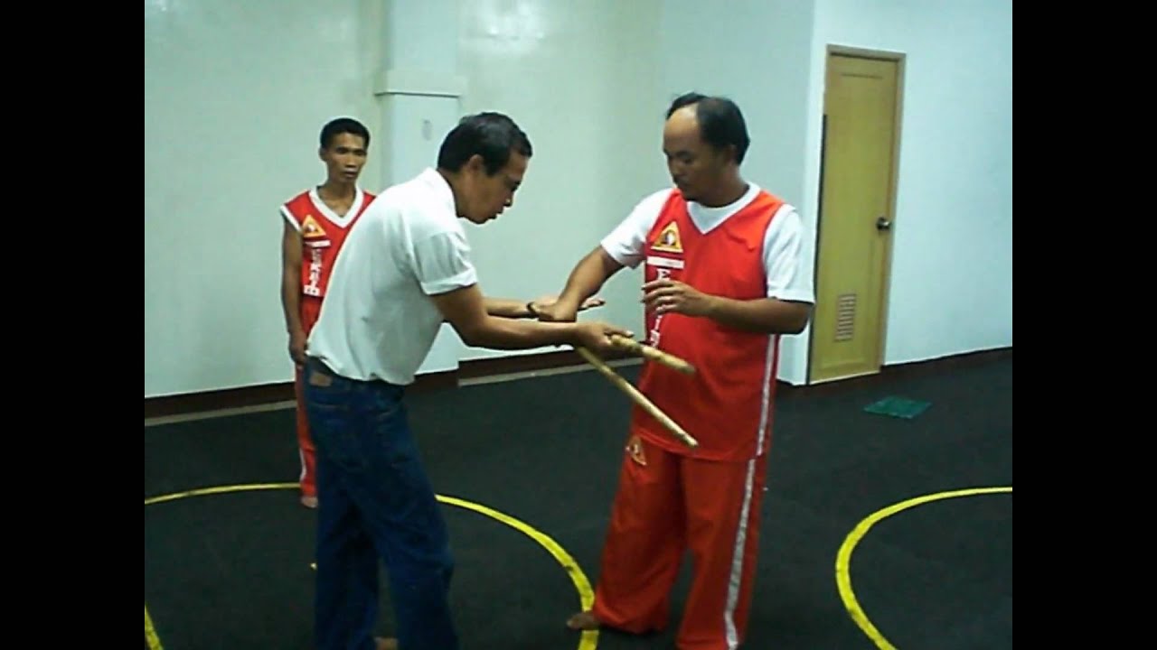 Heyrosa De Cuerdas Eskrima - GM Owit giving lessons on stick fighting and grappling