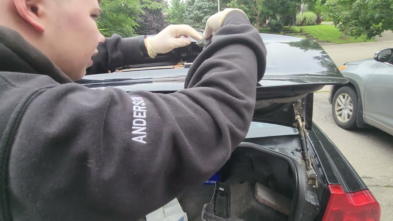 how to replace license plate light and running taillight in 04 volvo s60