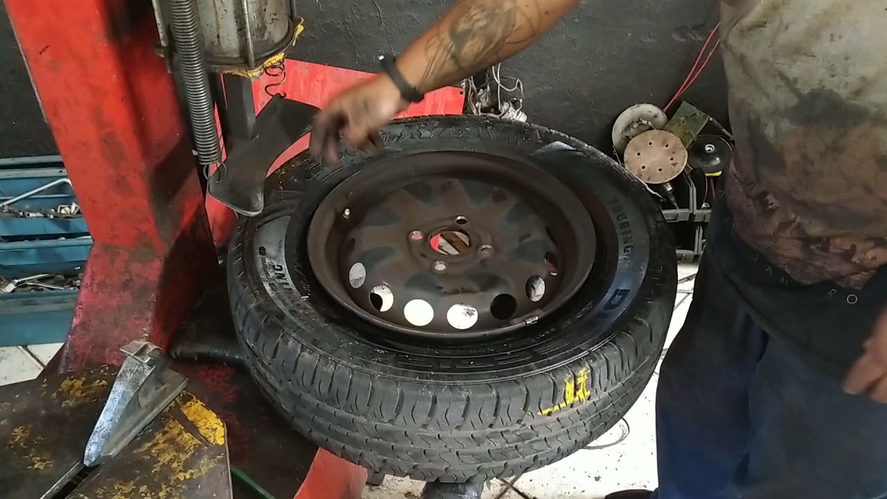 Como tirar pneu da roda com sensor? Desmontando pneu roda com sensor!Cuidado com roda com sensor
