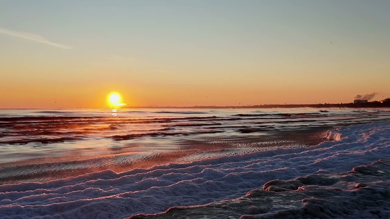 Zimowy poranek na plaży w Sopocie.