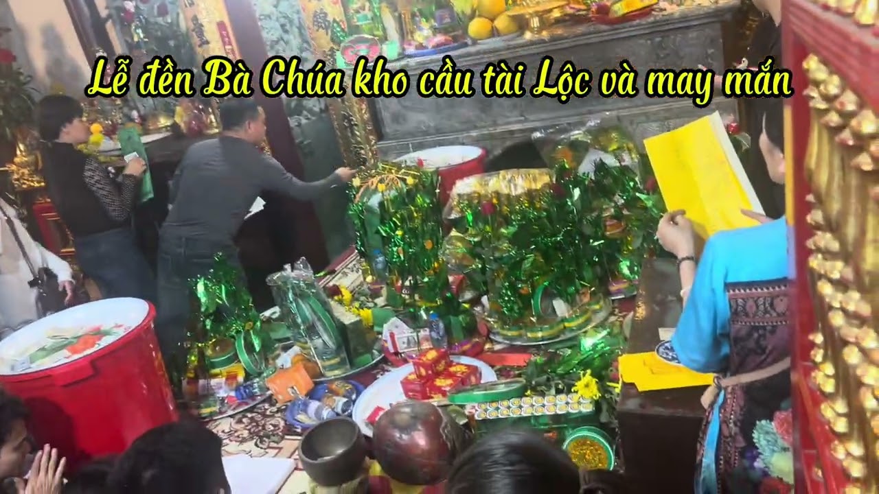 Đầu năm đi đền Bà Chúa kho xin lộc rơi lộc vãi 💕🌹❤️❤️