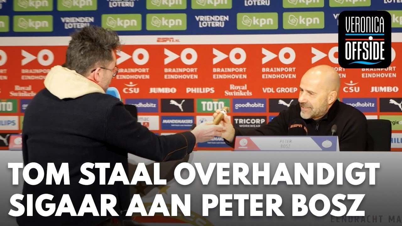 Tom Staal is op bezoek in Eindhoven en overhandigt dikke sigaar aan Peter Bosz | VERONICA OFFSIDE