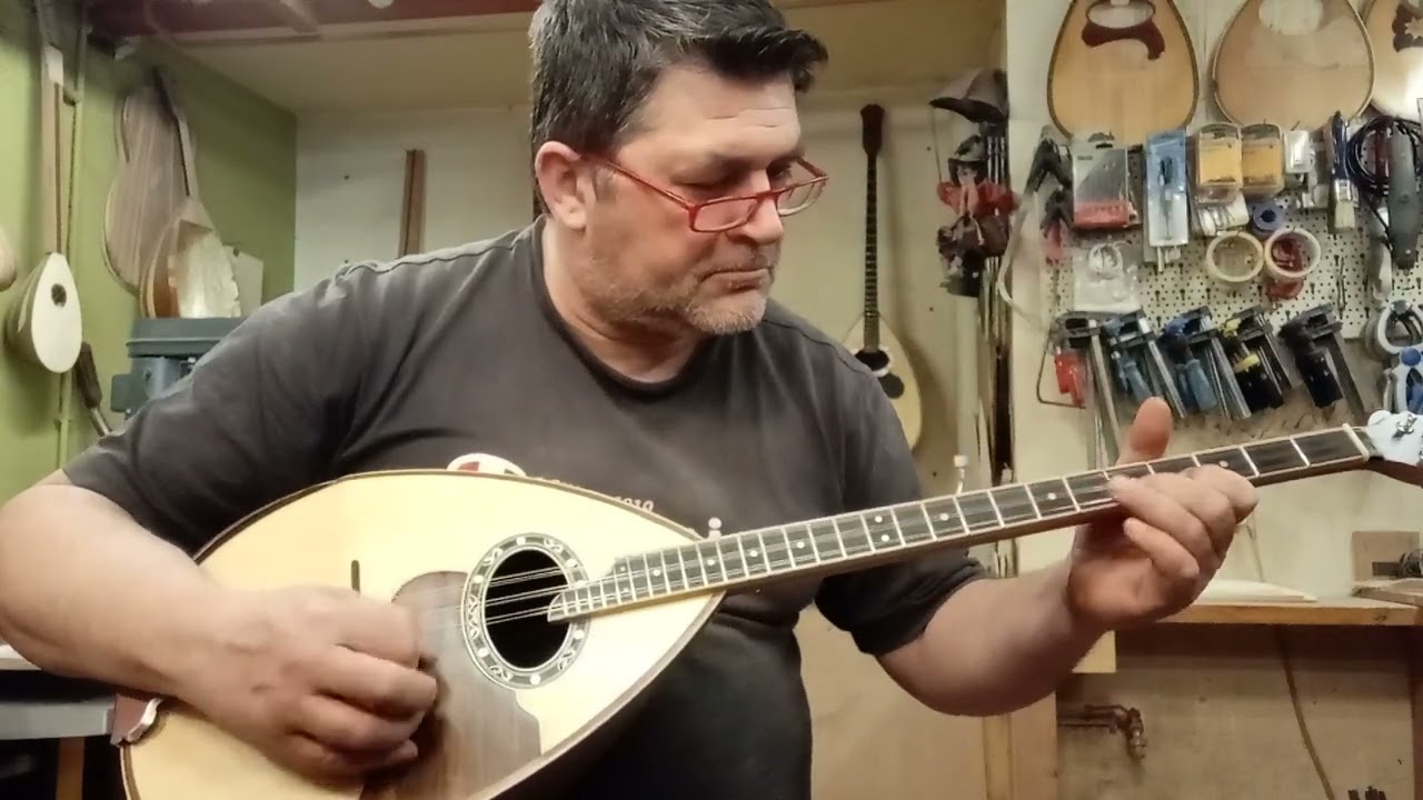 Προπολεμικό μπουζούκι Καρυδιά -Ελατο (65εκ)