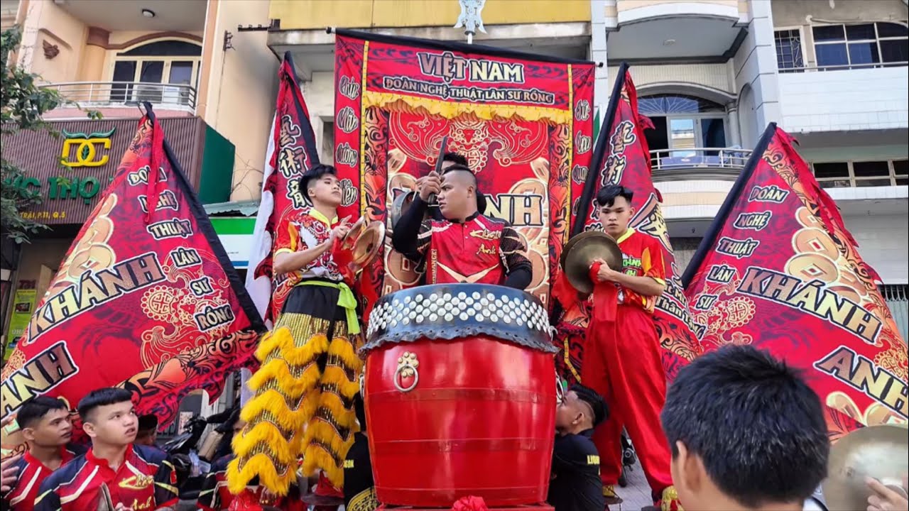 KHÔNG KHÍ GẦN TẾT Ở CHỢ LỚN SÀI GÒN,LÂN DIỄU HÀNH CUỐI NĂM”lễ khai quan điểm nhãn”