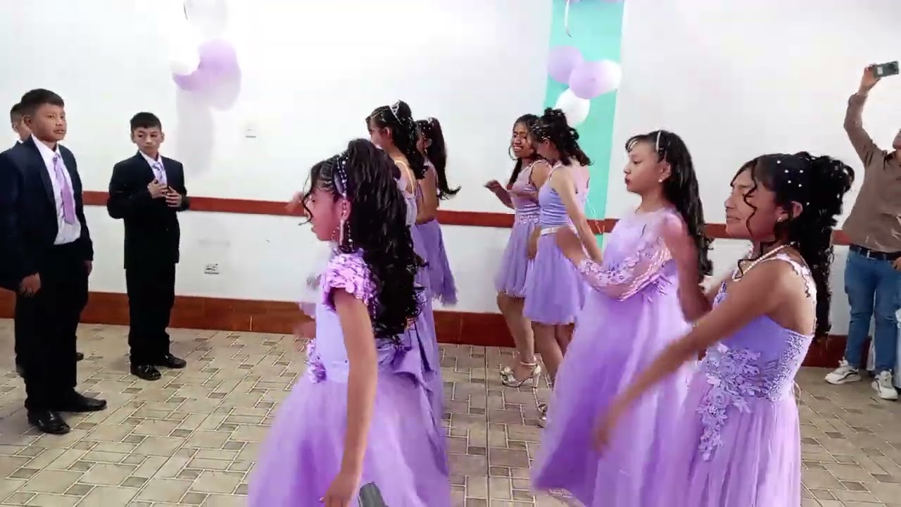 Baile de sorpresa de promoción de Luis cristhian 