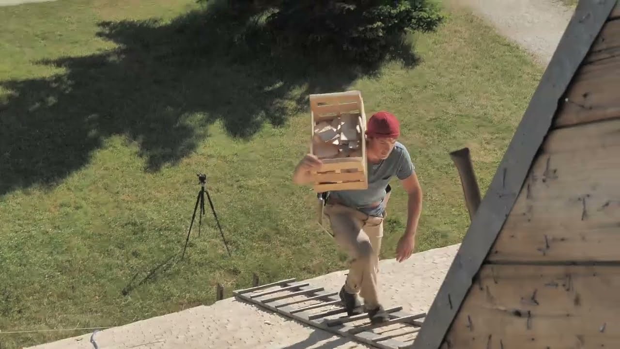 La suite des tavaillons, on retrouve Romain pour la pose des petites tuiles en bois !!