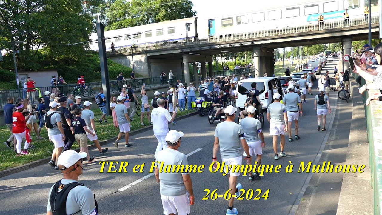 Des TER passant sur un pont SNCF à Mulhouse et Flamme Olympique.