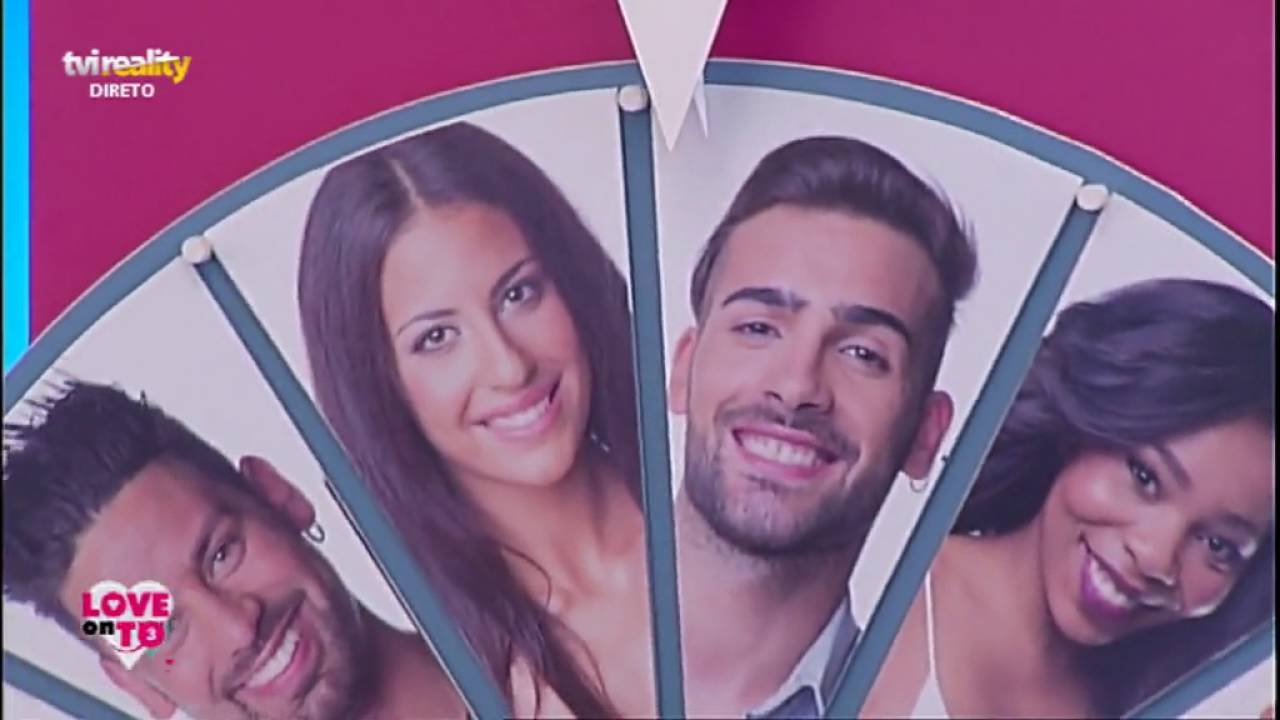 Marco beija Kelly, na boca!