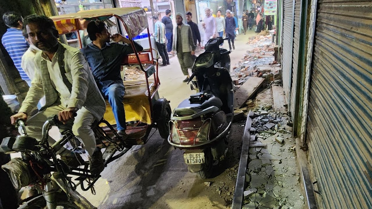 जनता ने ख़ुद चला दिए हथौड़े और घन, दुकान के आगे थल्ला, उसके आगे गाड़ी फ़िर रिक्शा ठेला और रास्ता बंद