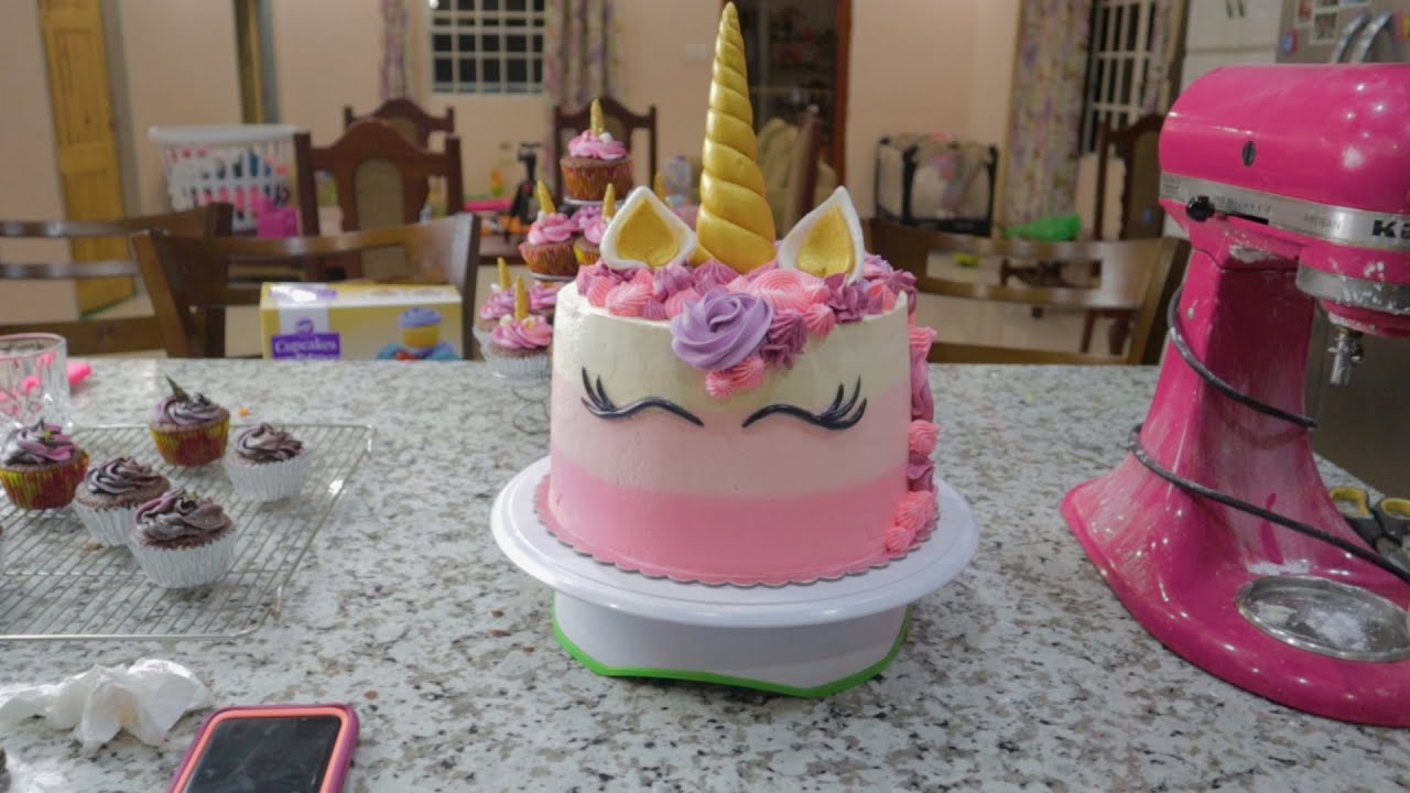 Making a unicorn cake