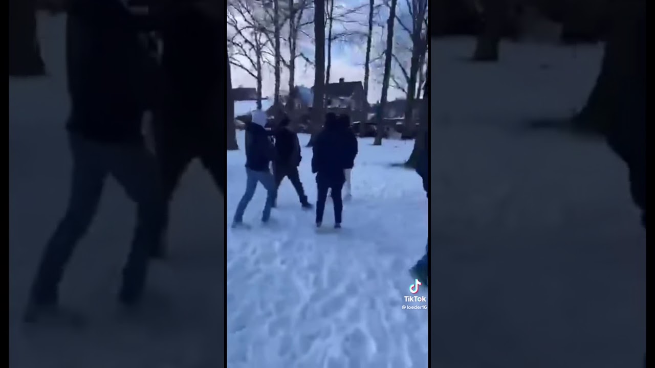 Jonge trekt mes tijdens sneeuwbal gevecht