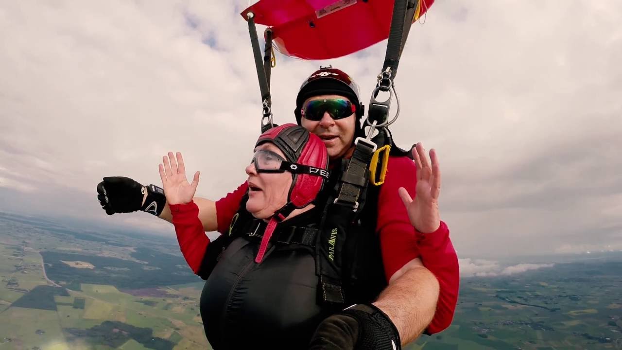Aušros Maldeikienės šuolis parašiutu iš 3 km aukščio