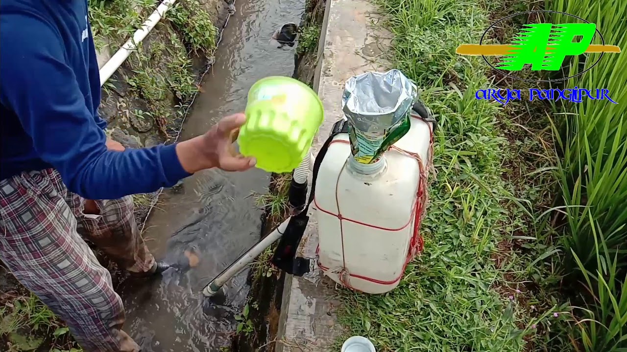 Alat pemupukan sederhana dengan alat pengocoran buatan sendiri