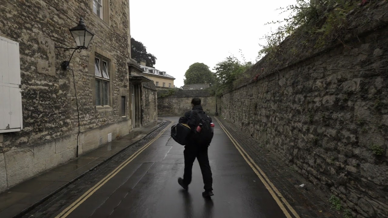 Walkthrough Oxford during a calm and rainy British morning