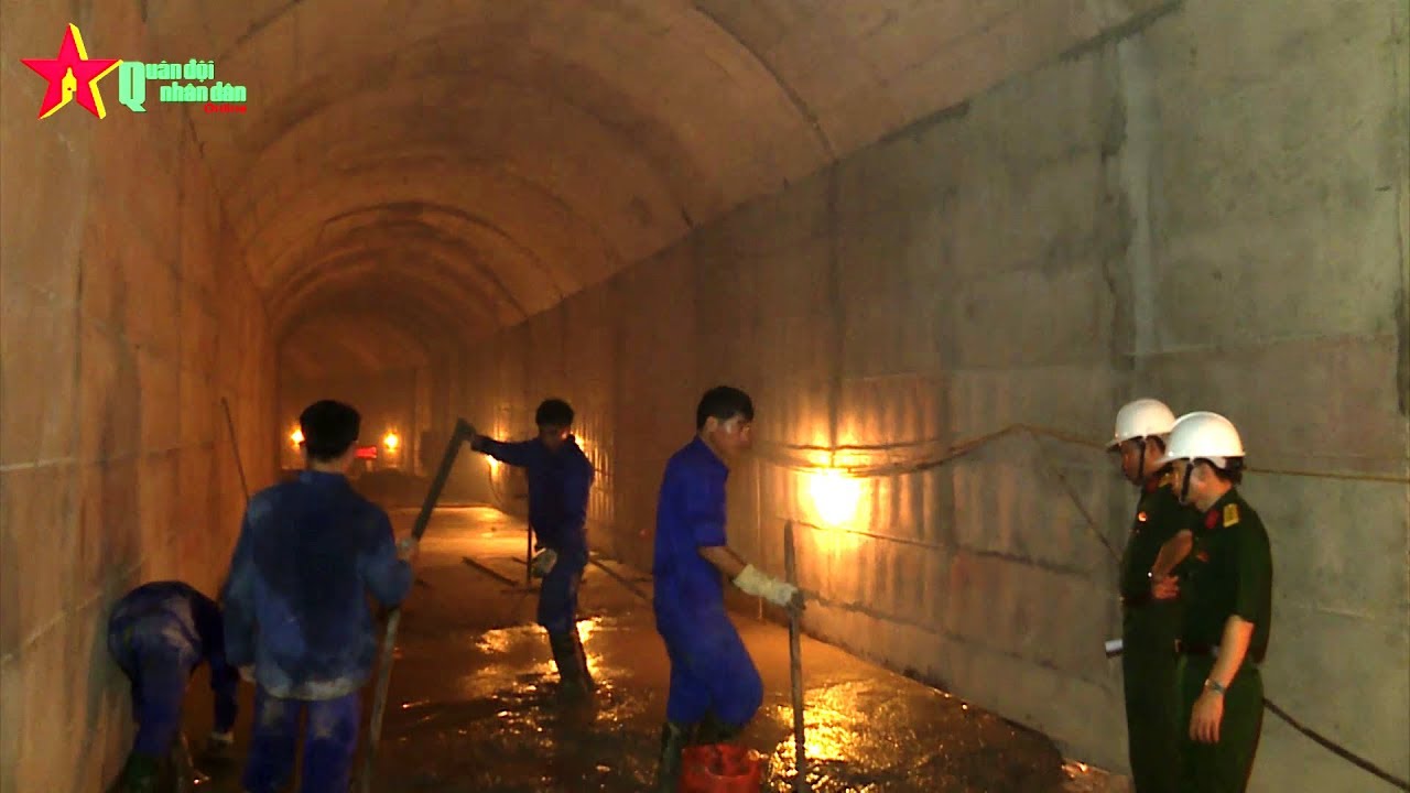 Công binh Việt Nam đào hầm phòng thủ xuyên núi