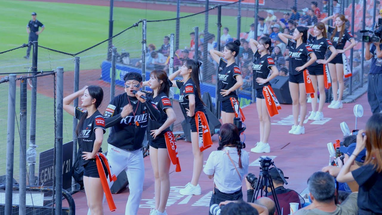 11/09  KT巫師啦啦隊❤️ Lady Wiz ❤️一字排開8位女孩全上，就是香啊😍~ #ladywiz #亞洲職棒交流賽 #kt巫師啦啦隊