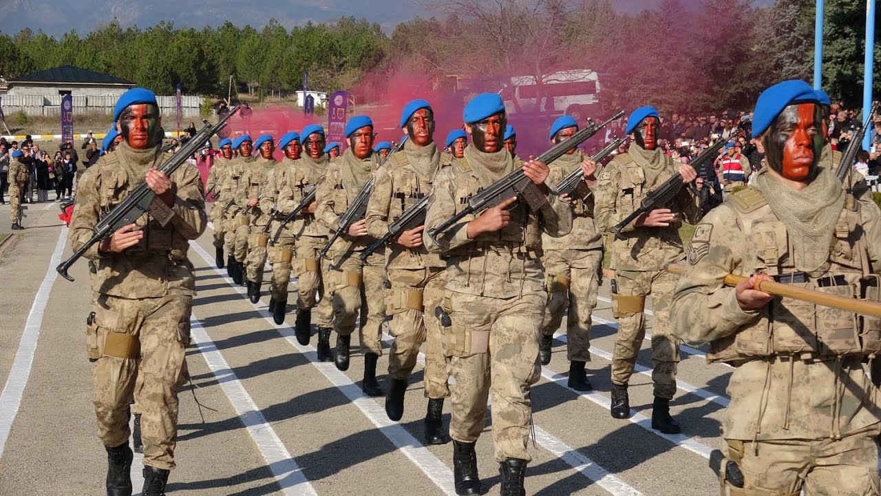 ASKERLER ZEYBEK OYNADI, KOMANDOLARIN GÖSTERİSİ NEFESLERİ KESTİ