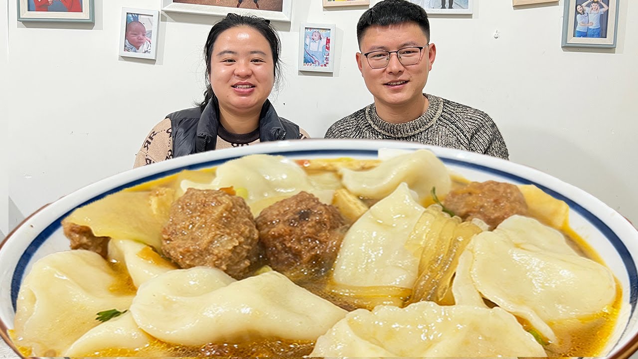 Сегодня зимнее солнцестояние, Дандан лепит пельмени и ест крокеты.