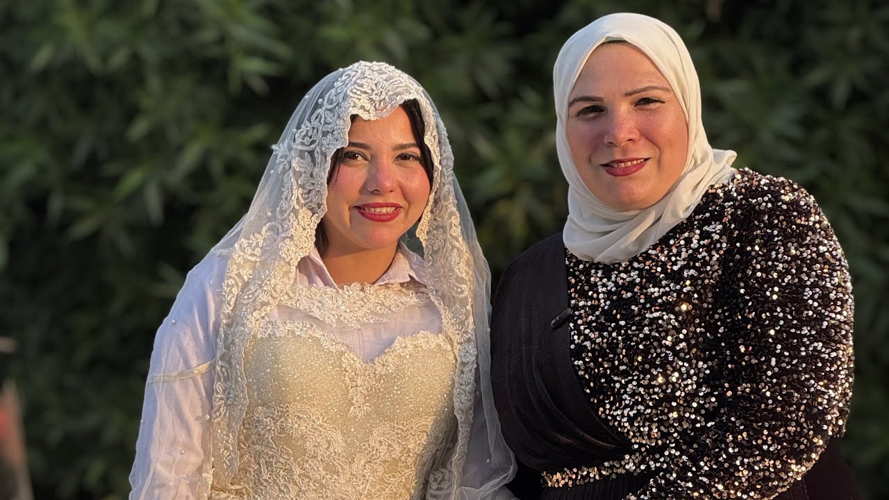 بنت عشان غلبانه وملهاش حد خلعها الفستان يوم فرحها واداه لصحبتها قدام الناس