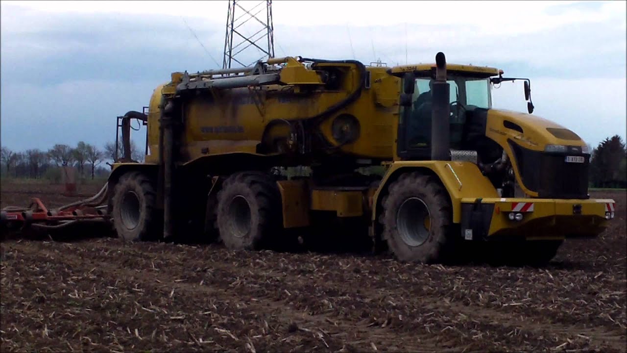 Loonbedrijf Partoens aan het bouwland injecteren met Terra Gator
