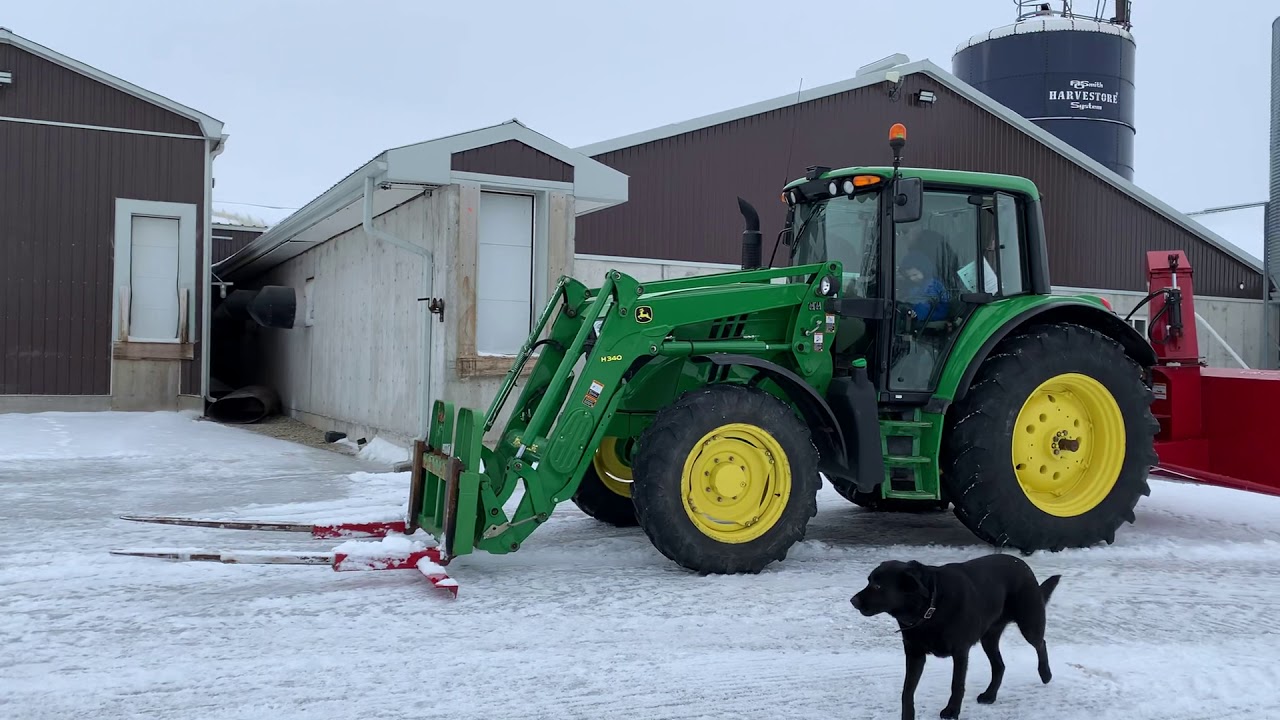 Ice scraper with tractor