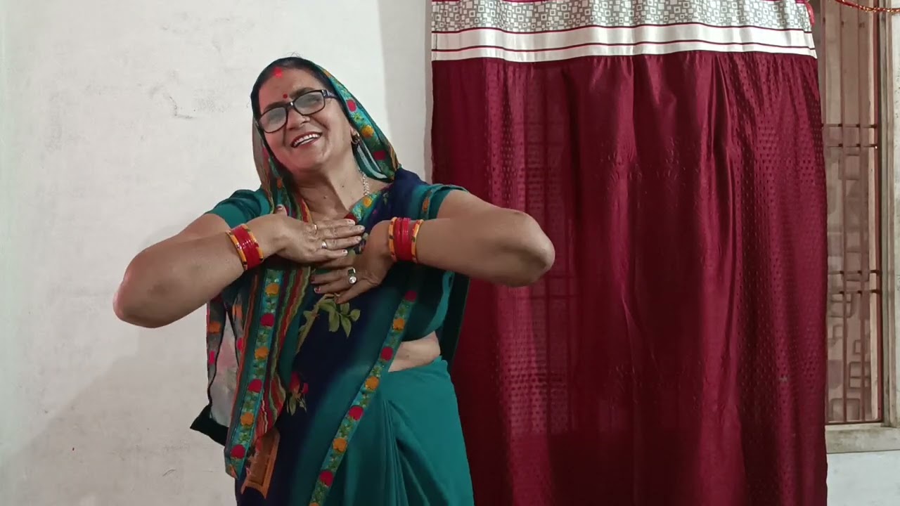 गांव की औरत का धमाकेदार डांस || कंगवा बोलिया बोलयी अब का करी 😍