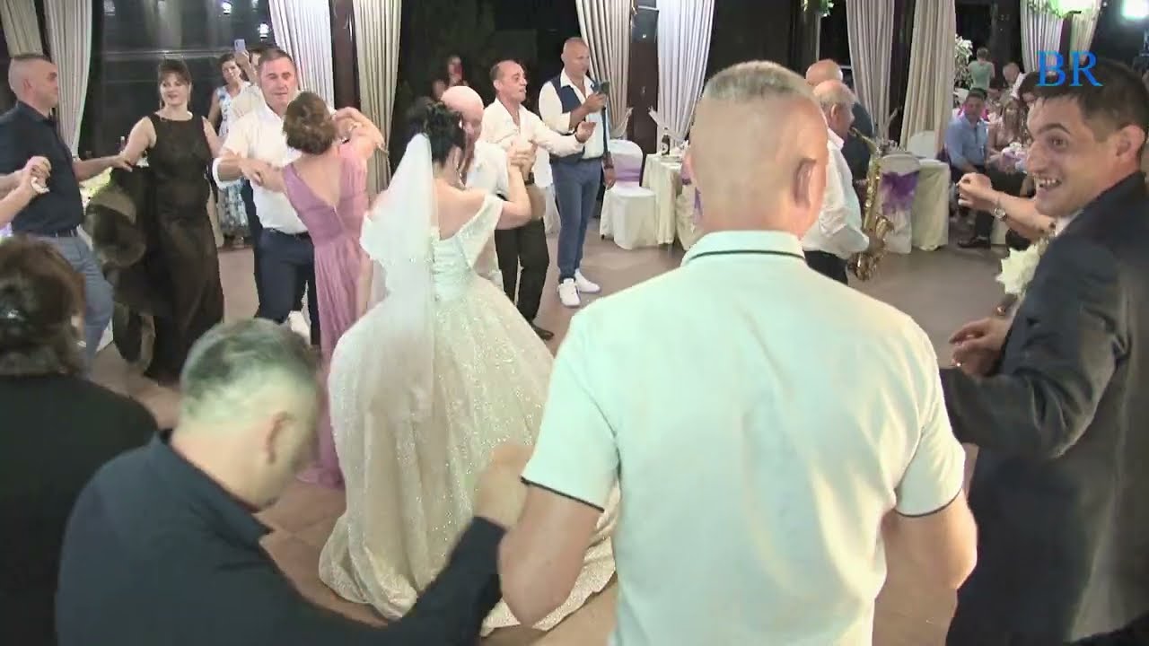 Petrecere Nunta 2_colaj hora si batuta joc