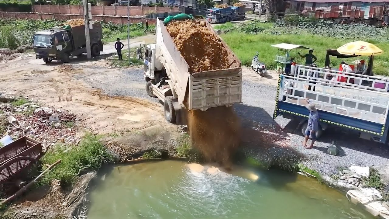 Interesting project of Dozer Komatsu Push the ground because it is an area that used to be flooded