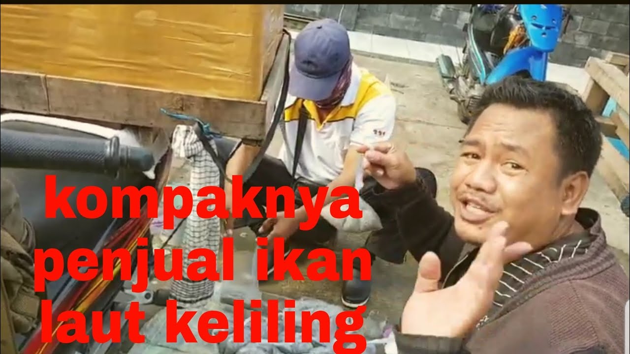 Mereviu penjual ikan laut segar keliling di TPI Puger