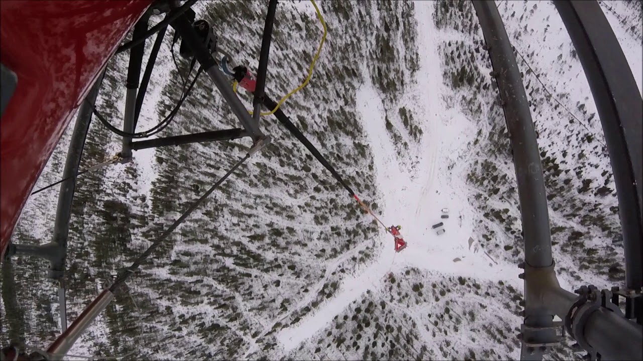 Montering av 152 meter hög mast med helikopter