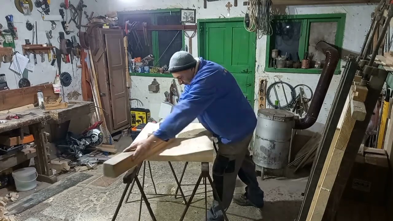 Blat de masă din lemn de brad periat și  dat cu lac pe bază de apă.