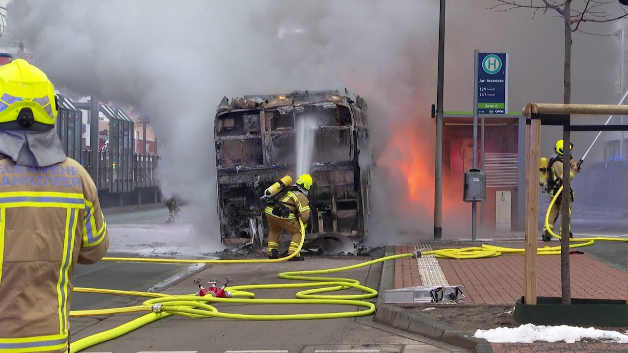 Hybrid-Linienbus fängt Feuer und brennt völlig aus