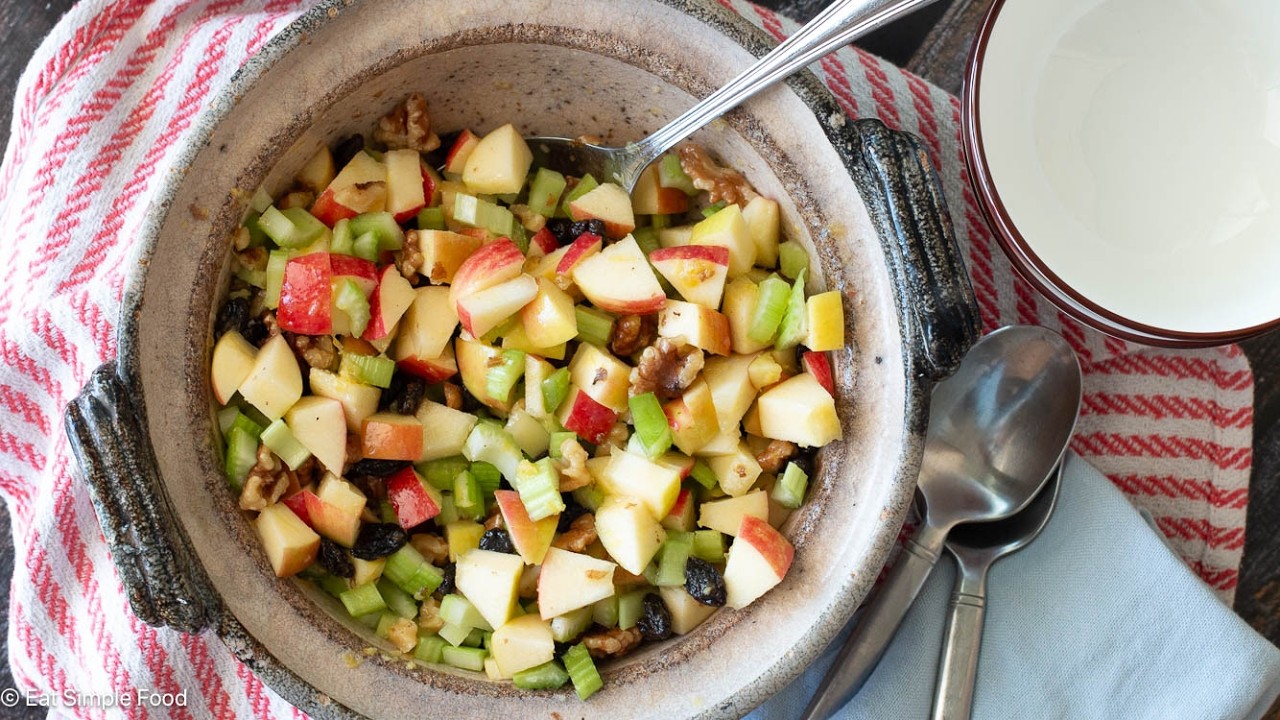 Простой рецепт салата из яблок, сельдерея и грецких орехов | EatSimpleFood.com