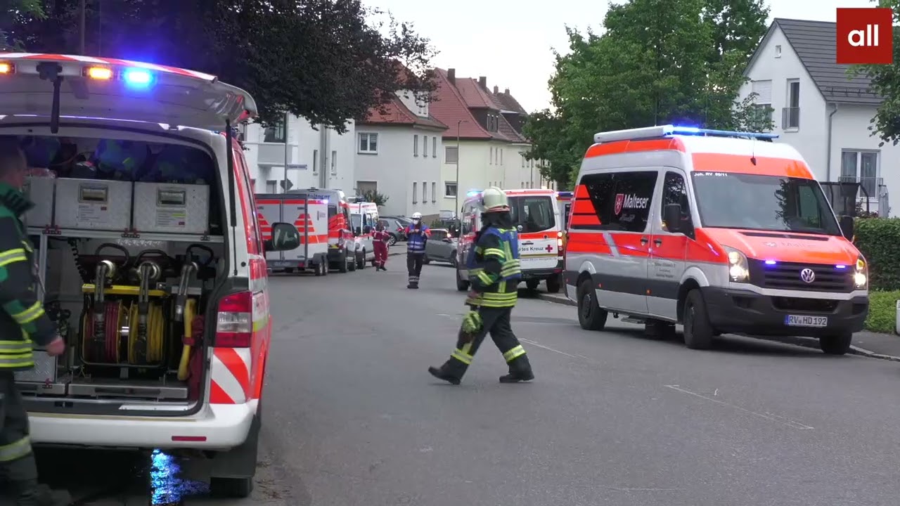 Dachstuhl in Weingarten steht im Vollbrand - Einsatzkräfte vor Ort