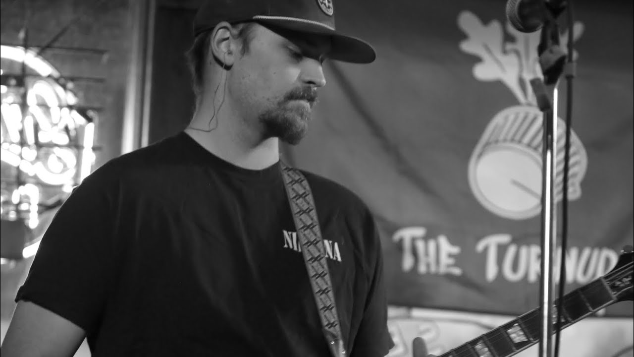 The Turnups - Corduroy Cover LIVE at Glueks