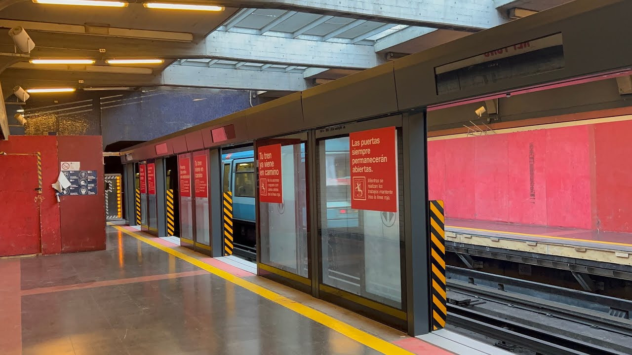 Movimiento de trenes en Neptuno más Avances de las puertas de andén en Neptuno Línea 1 