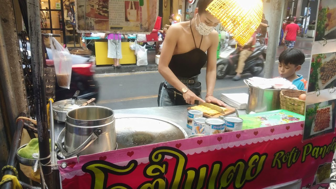 Famous Roti Lady in Bangkok and She is hardworking for her Family 2023